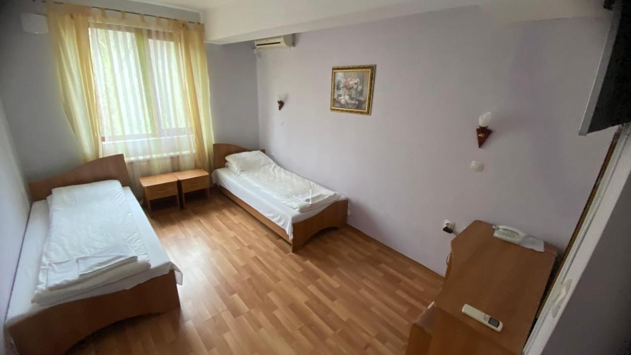 Хотел Галина Палас Srem Esterno foto
